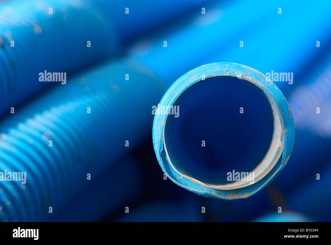 Stapel von Rohren auf einem Bauhof Händler. Stockfoto