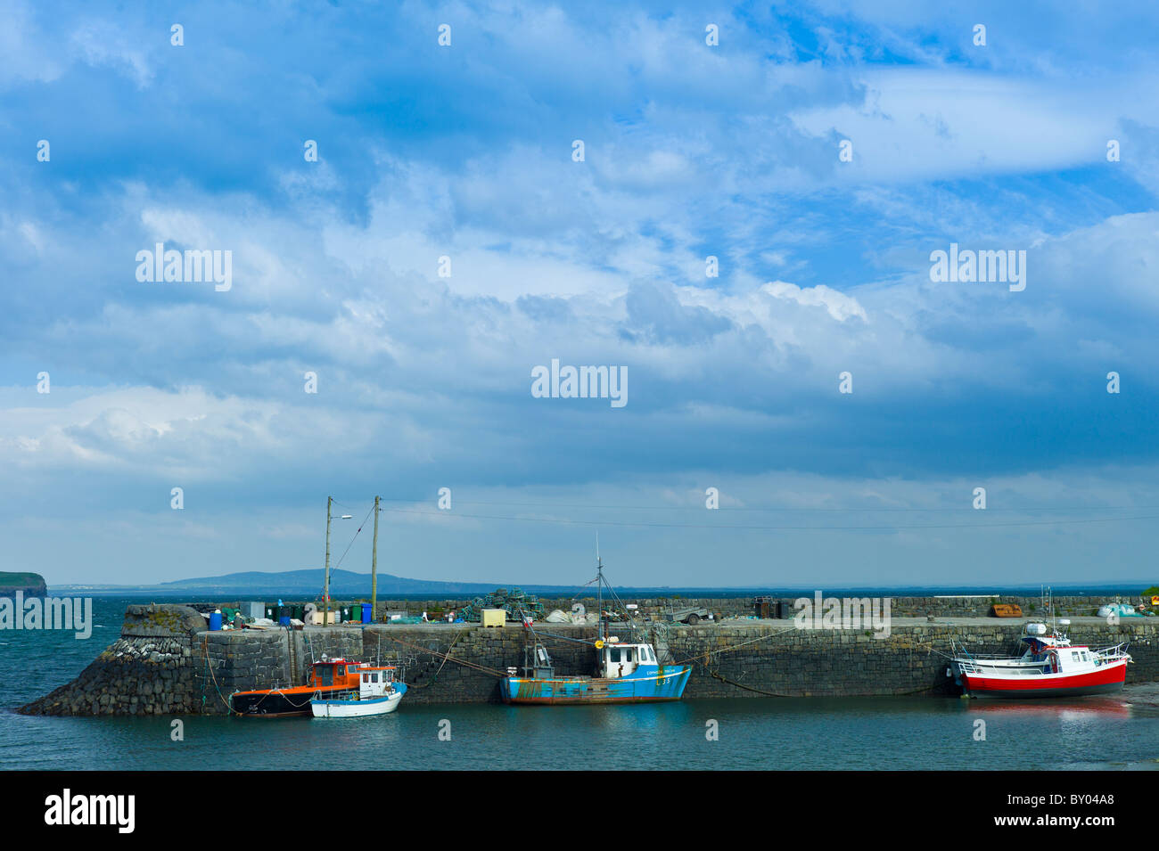 Angelboote/Fischerboote am Kilbaha Kai Hafen und die Bucht, County Clare, Westküste Irlands Stockfoto