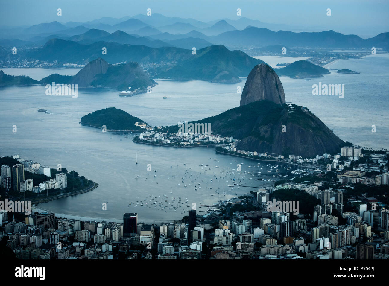 Blick auf die Pao Acucar oder Sugar Loaf Mountain und die Bucht von Botafogo Rio De Janeiro, Brasilien. Stockfoto