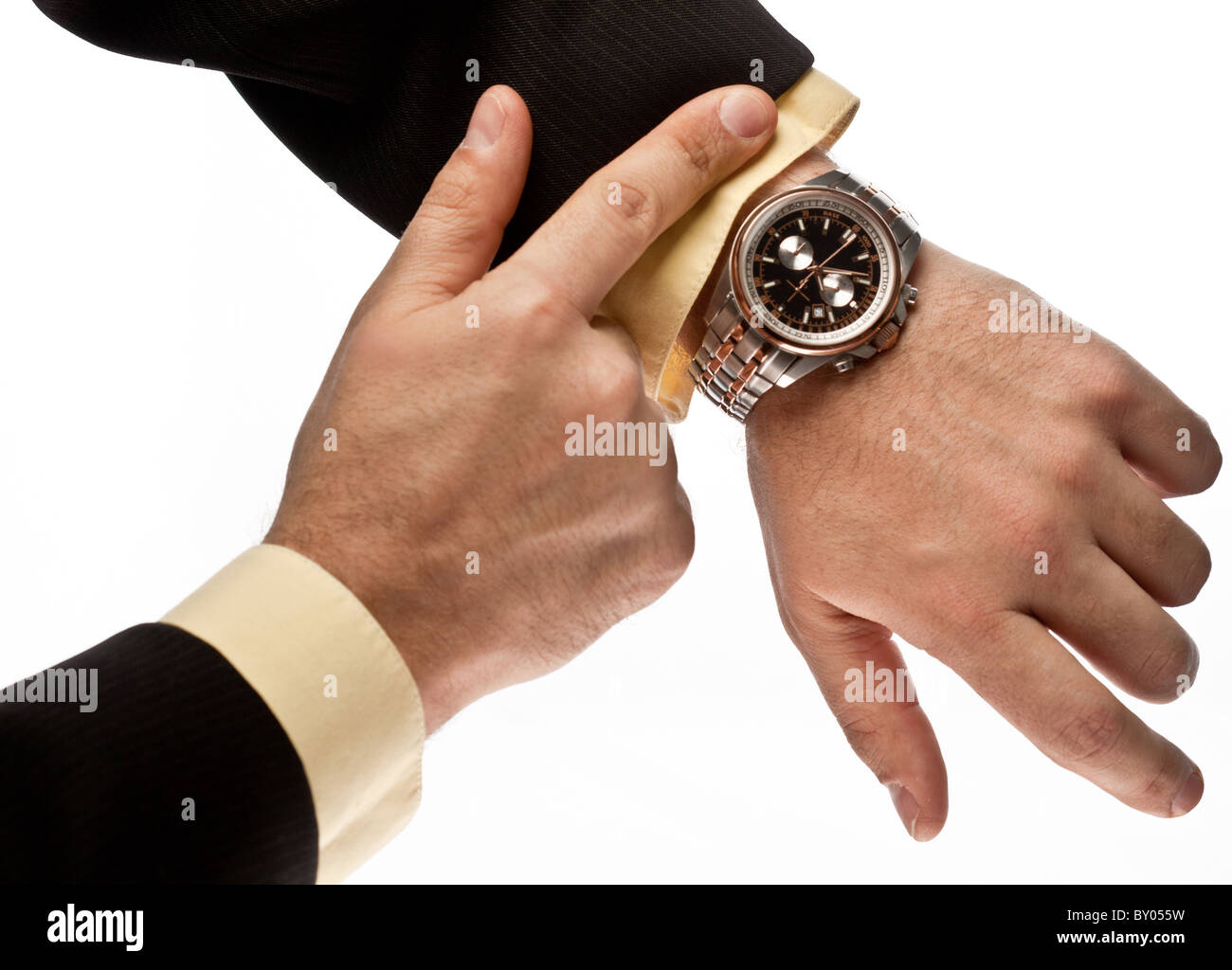 Die Hand des Mannes in der Klage verweist auf seine Uhr Stockfoto