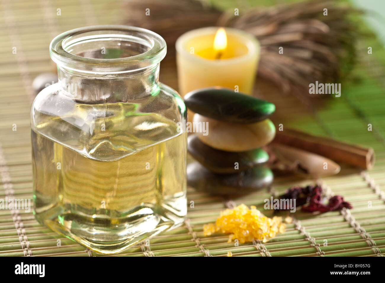 Stillleben mit Massage-Öl in der Spa-salon Stockfoto