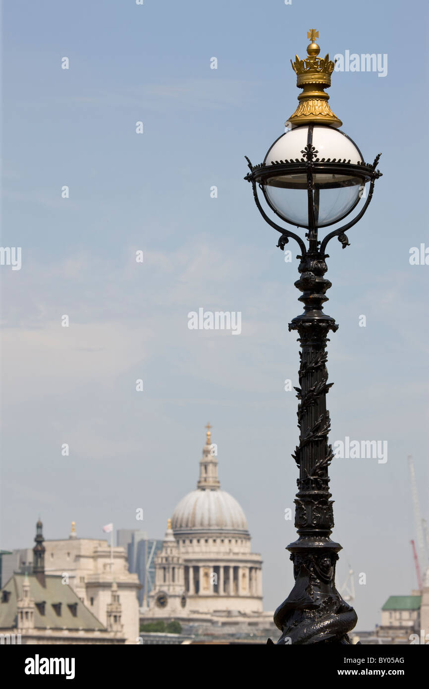 Lamp post auf dem Thames River Gehweg außerhalb South Bank Centre mit St. Pauls im Hintergrund Stockfoto