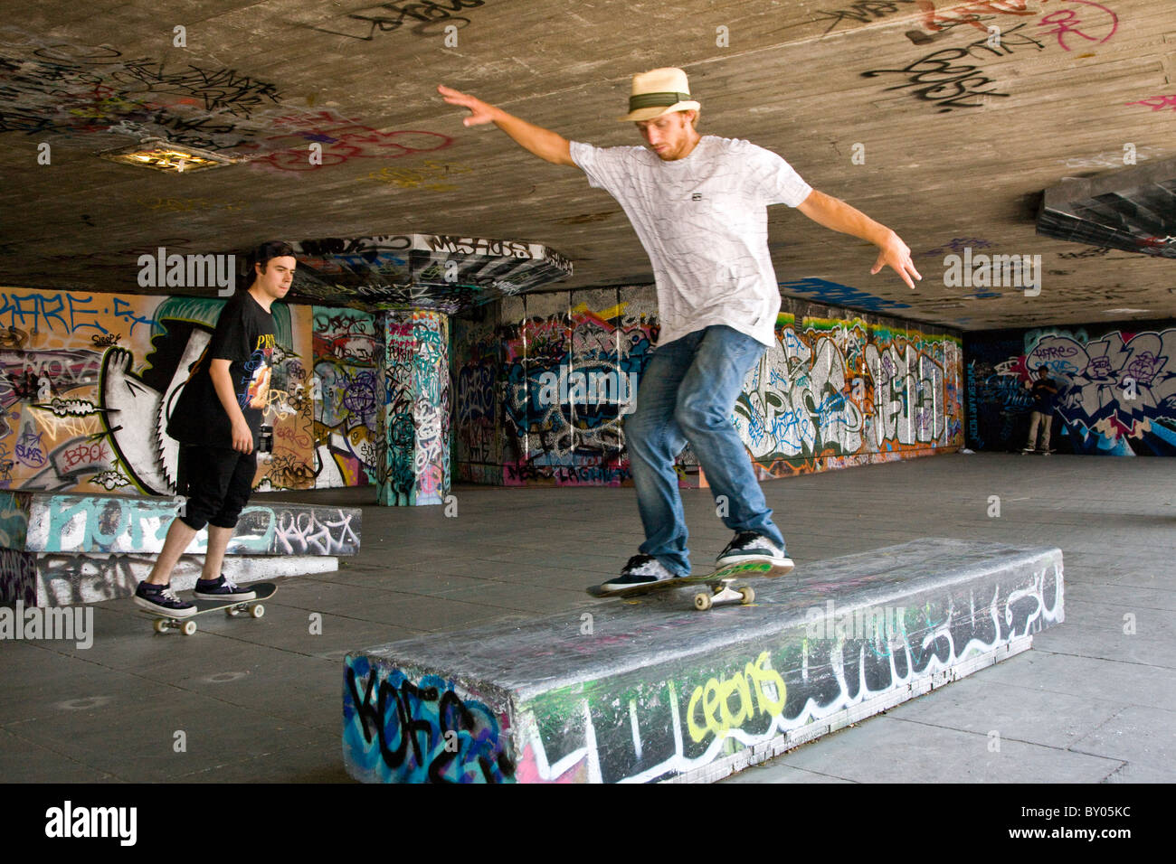 Skateboarder unter Waterloo Brücke außerhalb der South Bank Centre Stockfoto