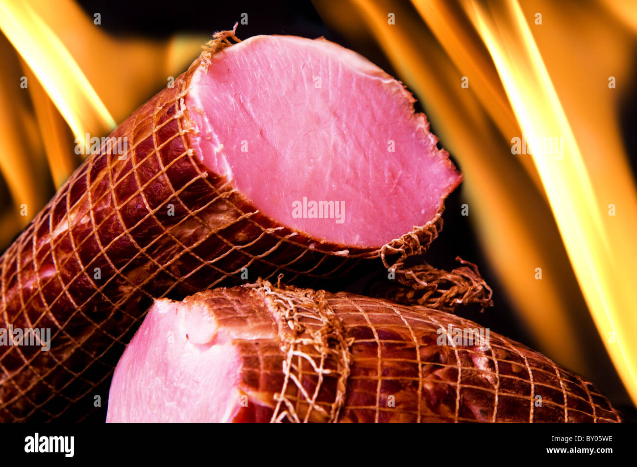 Heißes frisches Rindfleisch auf Feuer Hintergrund. Stockfoto