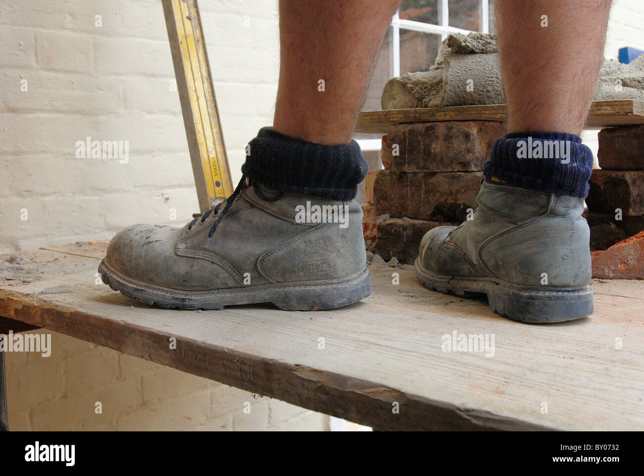 Mann trägt Stahl Toe-capped Stiefel niedrig Abschnitt hautnah Stockfoto