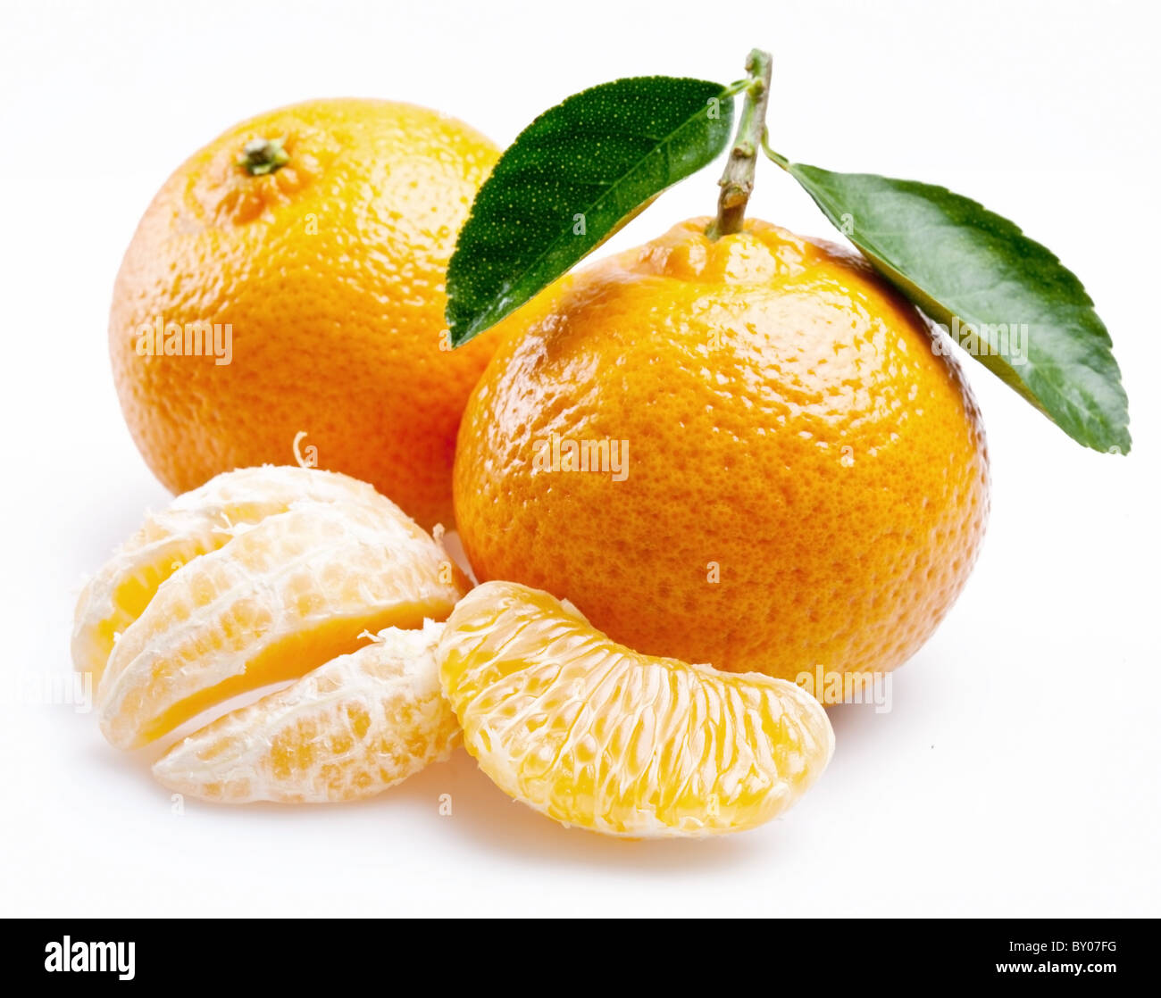 Bild von reifer Mandarine mit Blätter auf weißem Hintergrund. Stockfoto