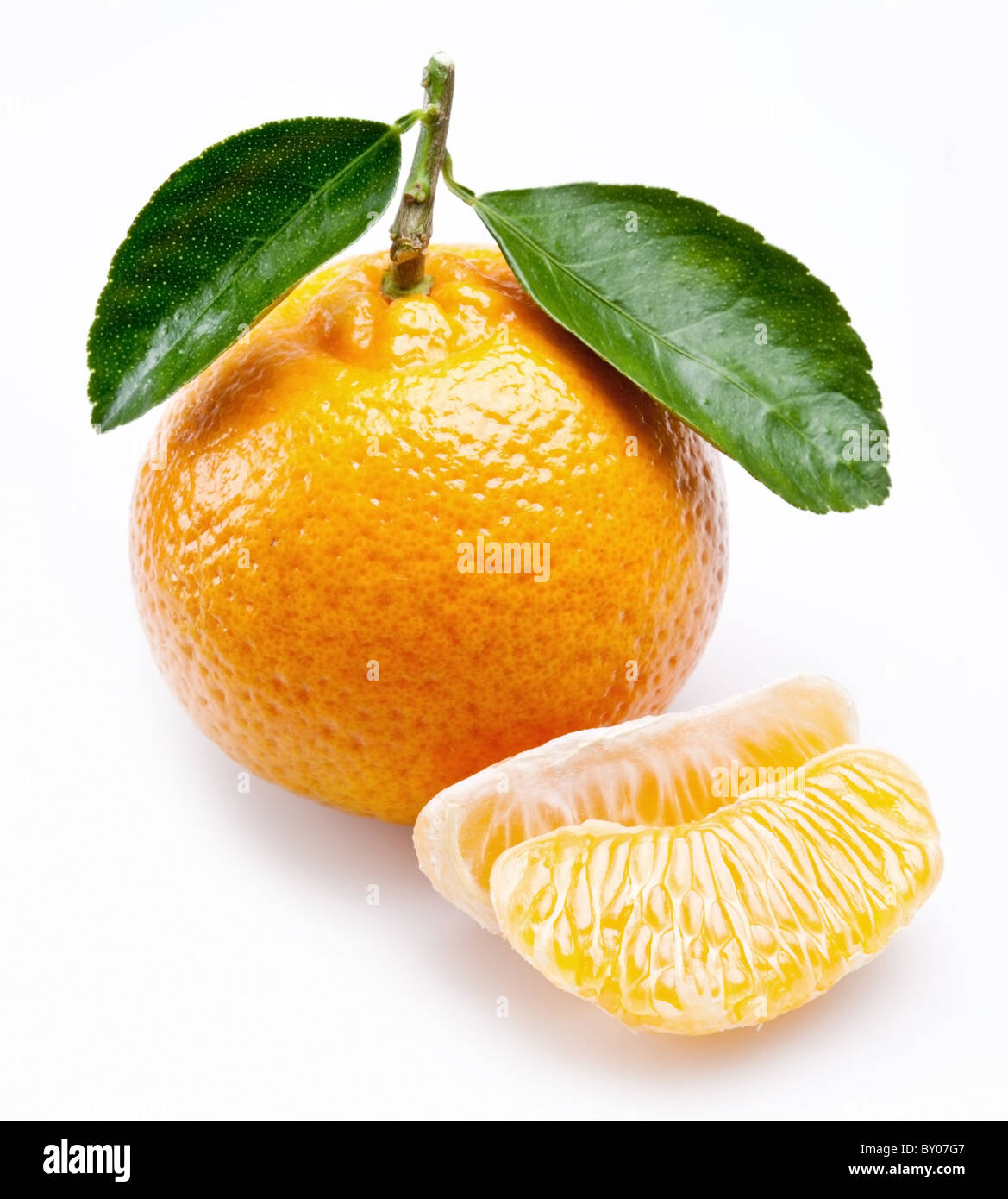 Bild von reifer Mandarine mit Blätter auf weißem Hintergrund. Stockfoto