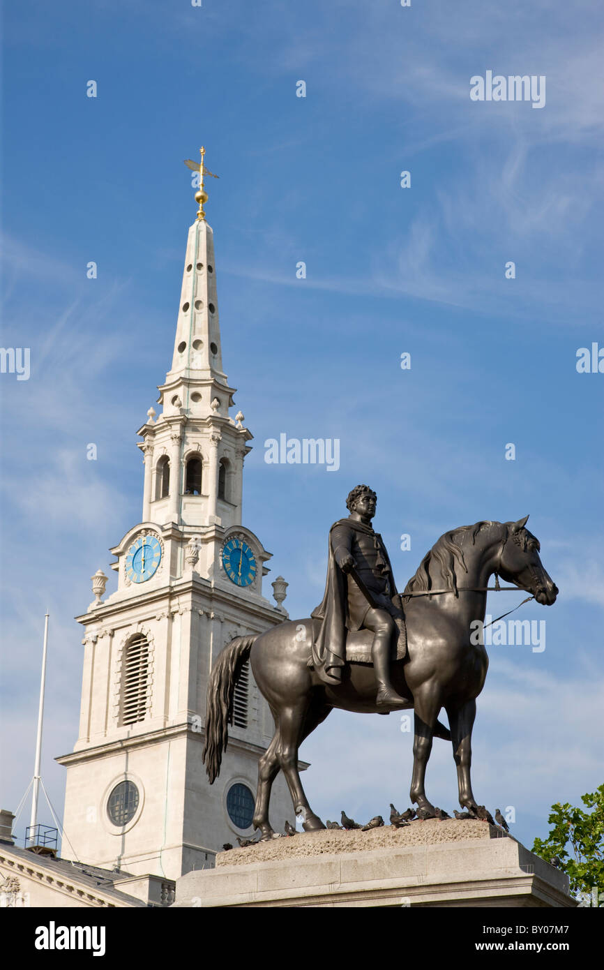 Statue von König George IV am Trafalgar Square mit St. Martin in den Bereichen Kirche im Hintergrund Stockfoto