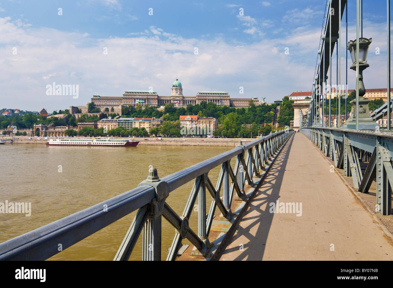 Die Kettenbrücke, Szechenyi Lánchíd, über den Fluss Donau Budapest Ungarn Stockfoto