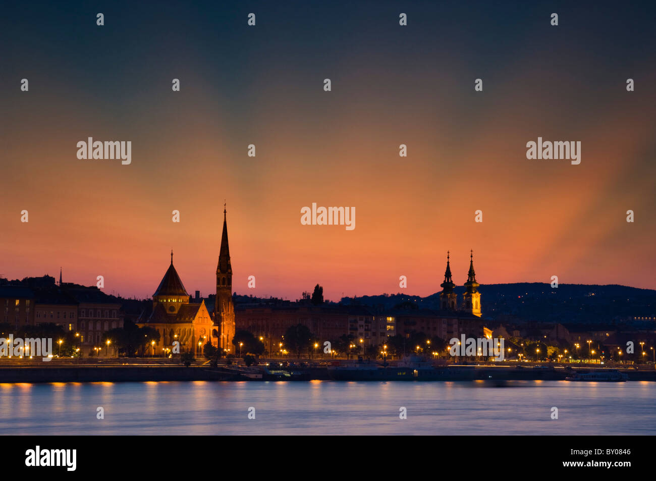 Budapest-Sonnenuntergang über die Kapuziner-Kirche und St. Anne Kirche über dem Fluss Donau Budapest Ungarn EU-Europa Stockfoto