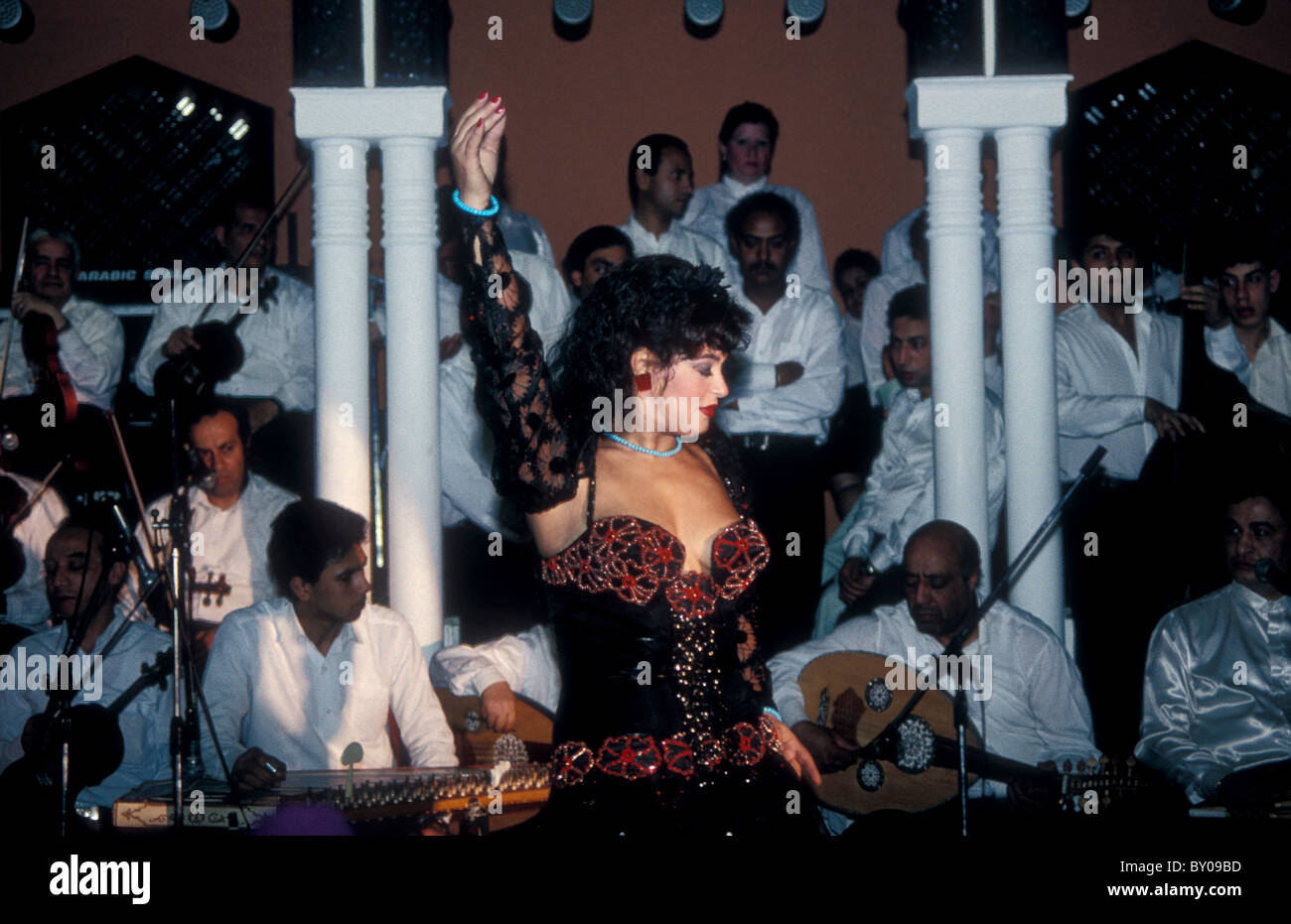 Der berühmte Bauchtänzer Fifi Abdou tanzt 1992 im Cairo Sheraton in Ägypten Stockfoto