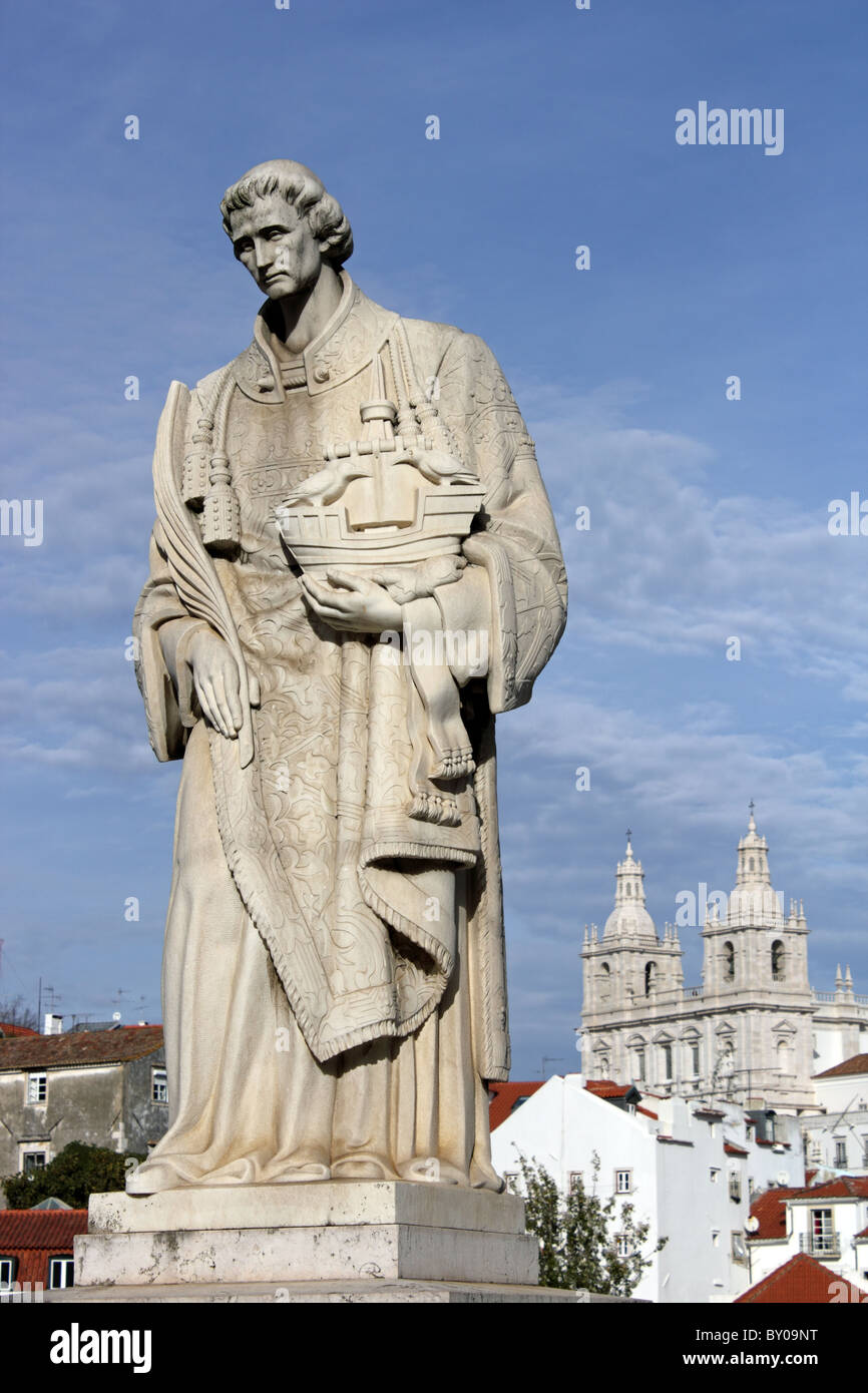 Statue von Sao Vicente, Schutzheilige Lissabons, mit São Vicente de Fora in den Hintergrund, Alfama, Lissabon, Portugal Stockfoto
