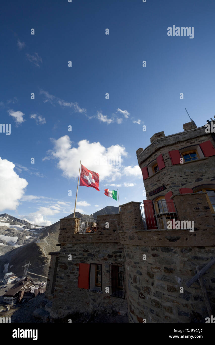 Die Schweizer und italienischen Nationalflaggen, fliegen in der Schutzhütte auf das Stilfser Joch zwischen Italien und der Schweiz Stockfoto
