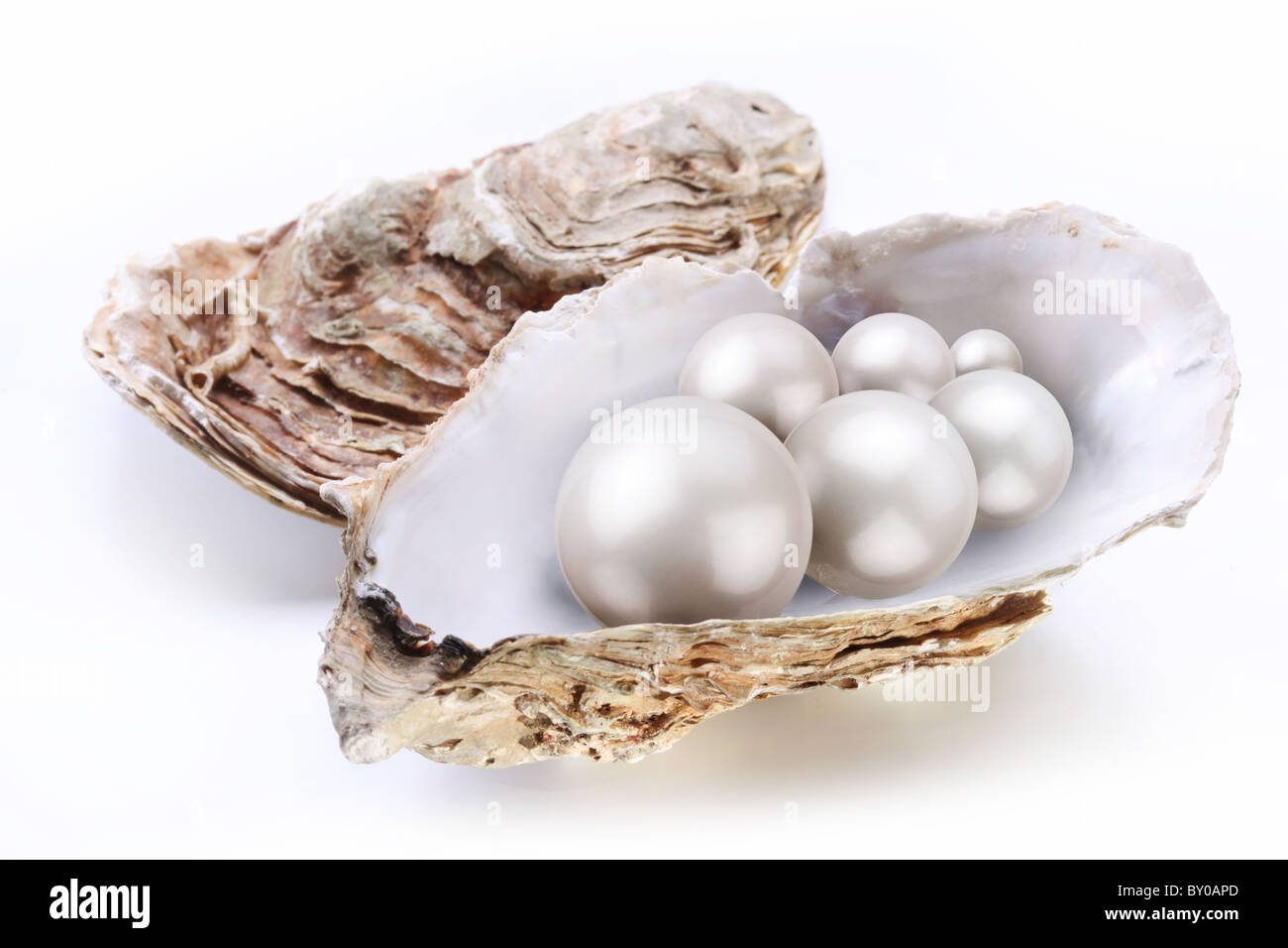 Bild Placer Perlen in einer Schale auf einem weißen Hintergrund. Stockfoto