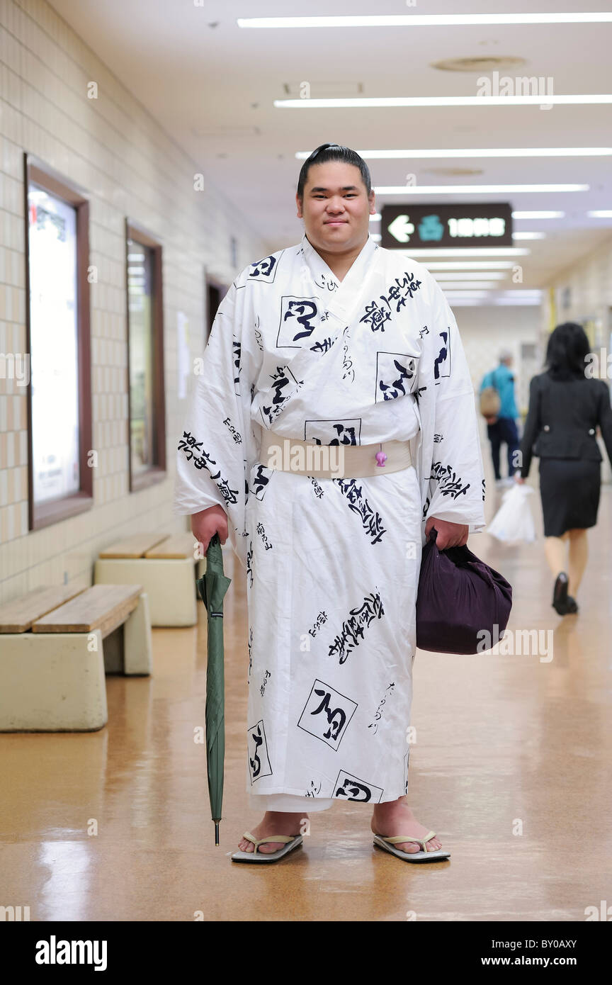 Porträt von einem Sumo-Ringer, Grand Sumo-Turnier Mai 2010, Ryogoku Kokugikan, Tokyo, Japan Stockfoto