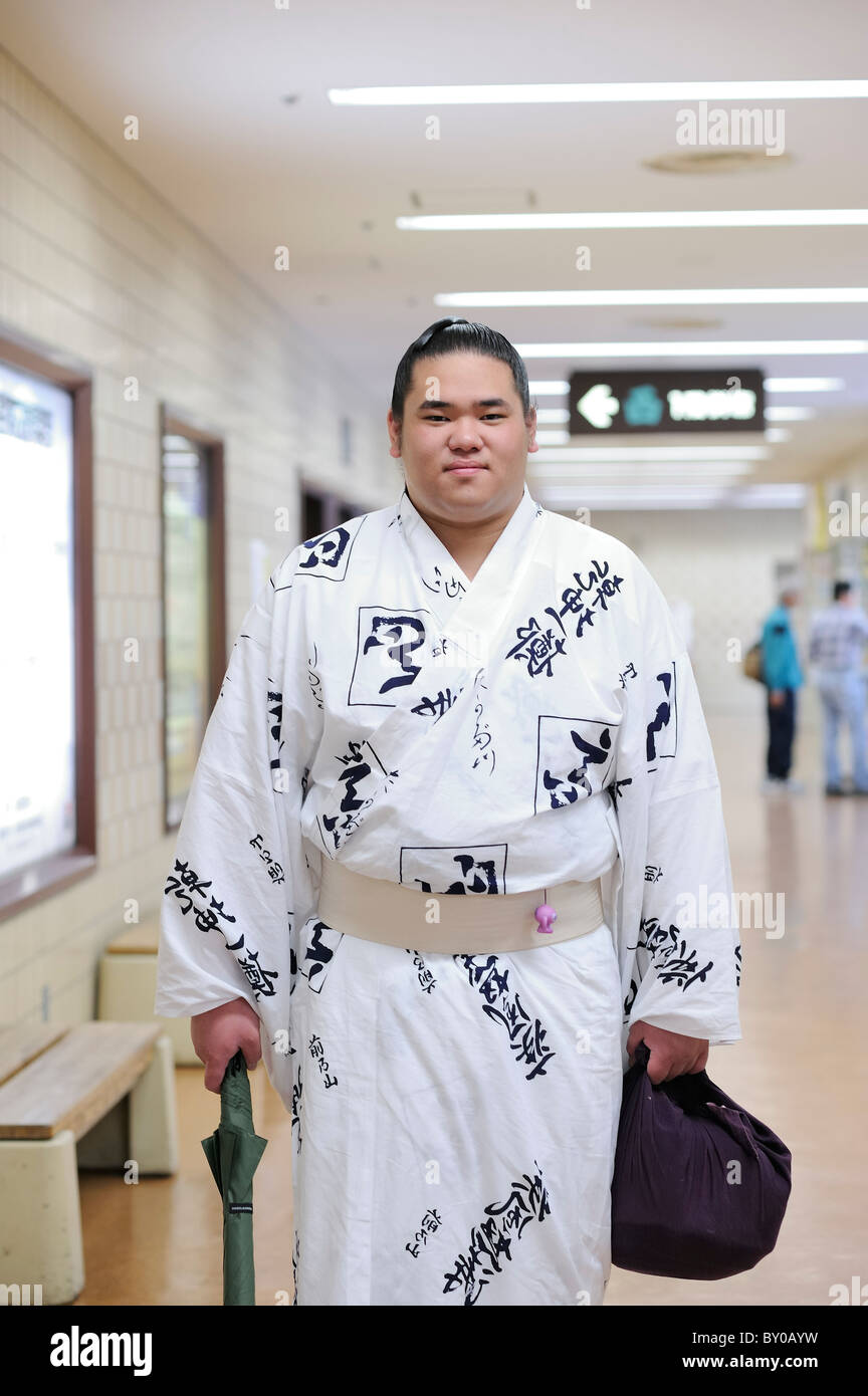 Porträt von einem Sumo-Ringer, Grand Sumo-Turnier Mai 2010, Ryogoku Kokugikan, Tokyo, Japan Stockfoto