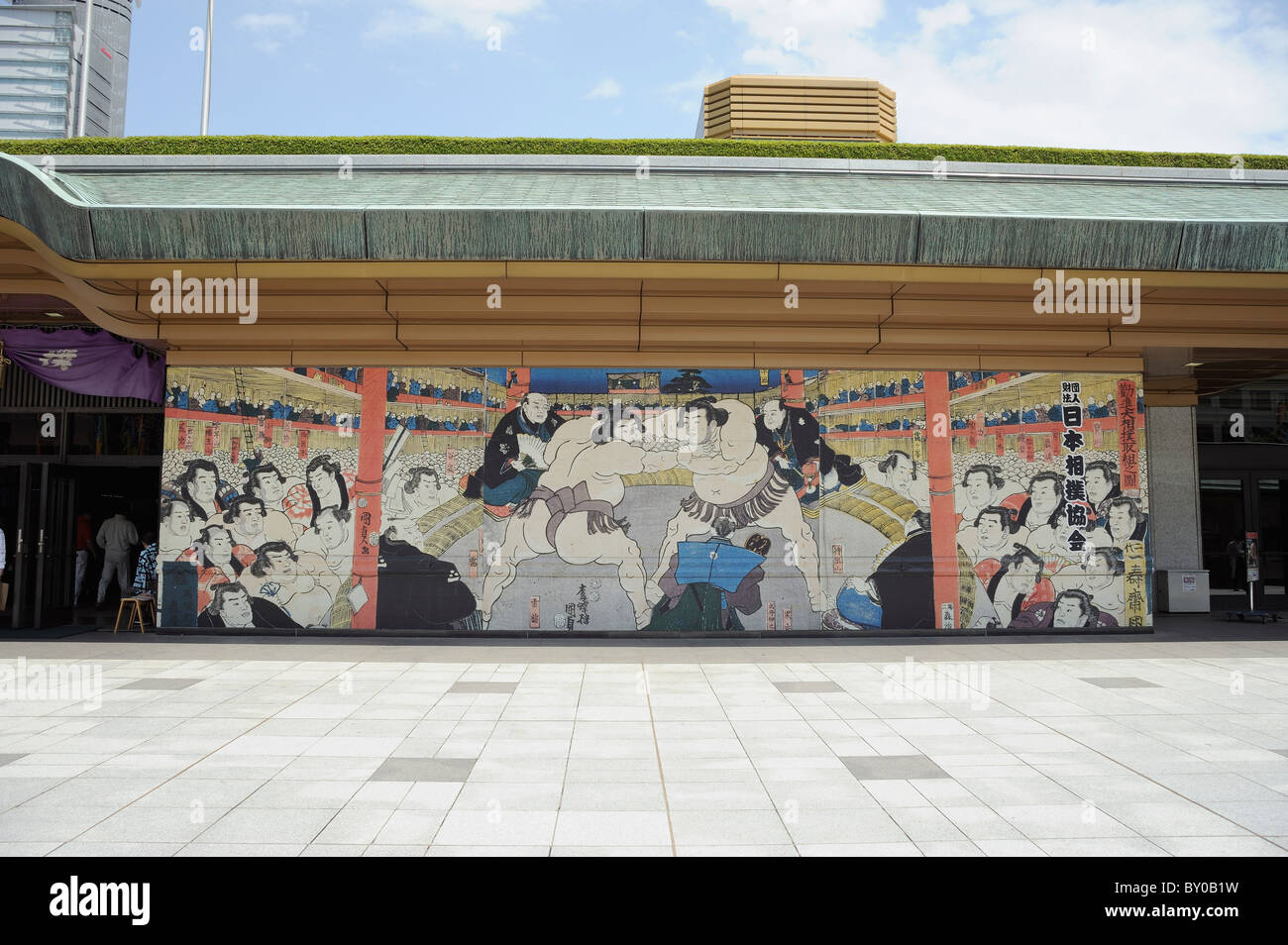Sumo-Szene Malerei am Eingang der Ryogoku Kokugikan, Tokyo, Japan Stockfoto