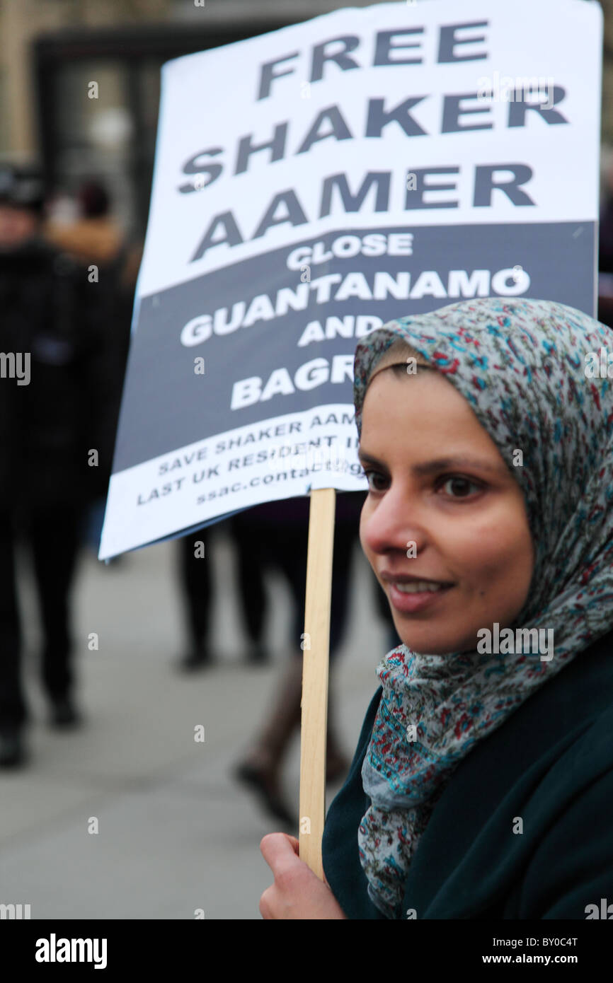 Demonstrant im jenseits Worte: stummer Zeuge Ungerechtigkeit. Die London-Guantánamo-Kampagne Stockfoto