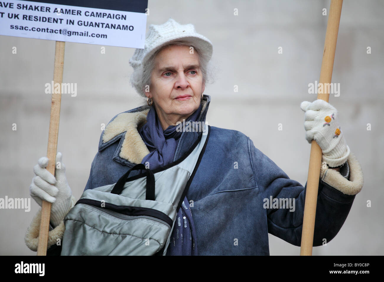 Demonstrant im jenseits Worte: stummer Zeuge Ungerechtigkeit. Die London-Guantánamo-Kampagne Stockfoto