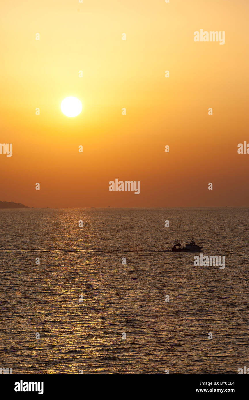 Angelboot/Fischerboot bei Sonnenuntergang Neapel-Kampanien-Italien Stockfoto