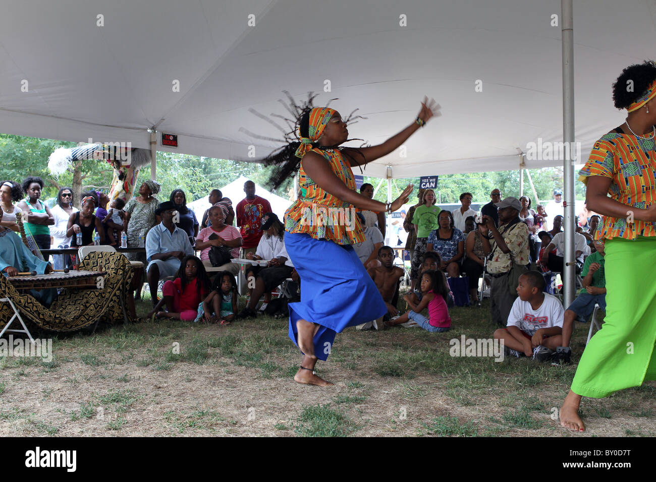 Tänzers unterhalten eine Menge während einer African American Cultural Festival zu Ehren des Black History Month in Charlottesville, VA. Stockfoto