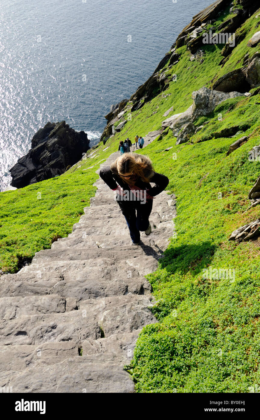 Skellig Michael alten keltischen Siedlung klösterlichen Insel island County Kerry Irland Christusse Sattel Weg Tourist aufsteigend Stockfoto