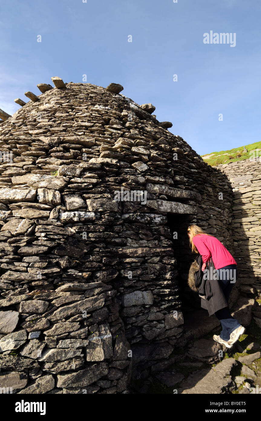 Skellig Michael alten keltischen klösterlichen Insel Siedlung Insel County Kerry Irland touristischen Frau eingeben geben Sie Bienenstock Hütte Stockfoto