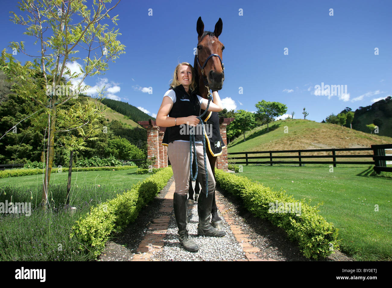 Top junge Dressurreiterin Hannah Appleton mit ihrem Pferd Grace, Brightwater, Nelson, Neuseeland Stockfoto
