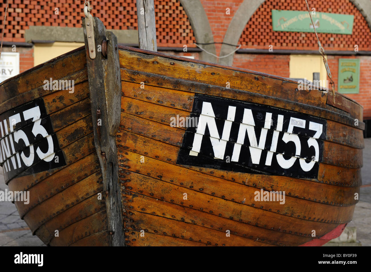 Alte Klinker gebaut Fischerboot auf Brighton Meer in der Nähe von Fischereimuseum Stockfoto