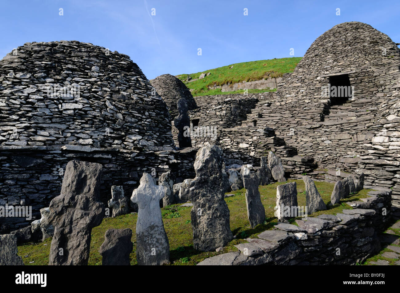 Skellig Michael alten keltischen Siedlung klösterlichen Insel island County Kerry Irland Hermitage Bienenstock Hütten Gräber Grab Kreuz Stockfoto