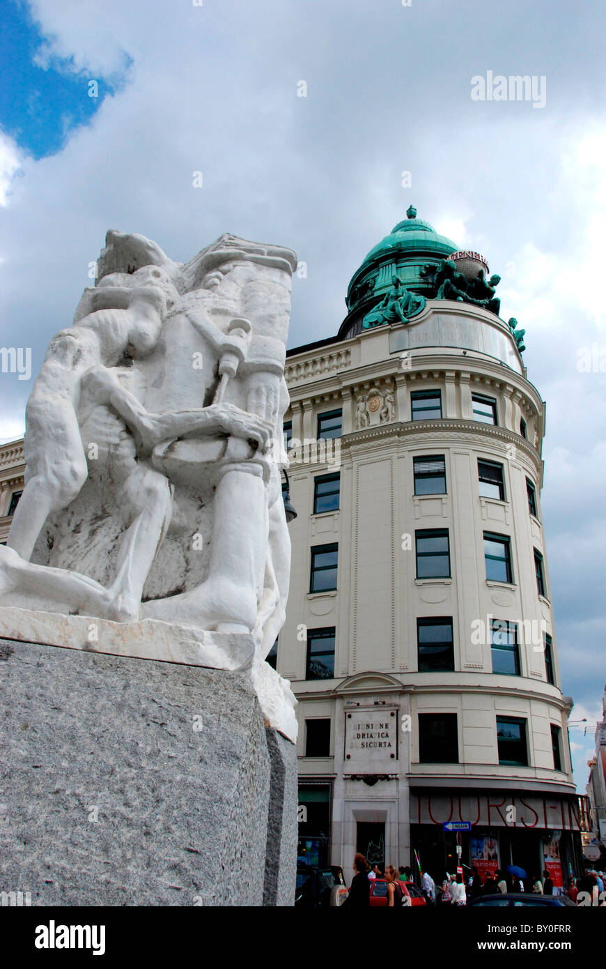 Riunione Adriatica Sicurta Gebäude und Kriegerdenkmal Skulptur von Alfred Hrdlicka Stockfoto