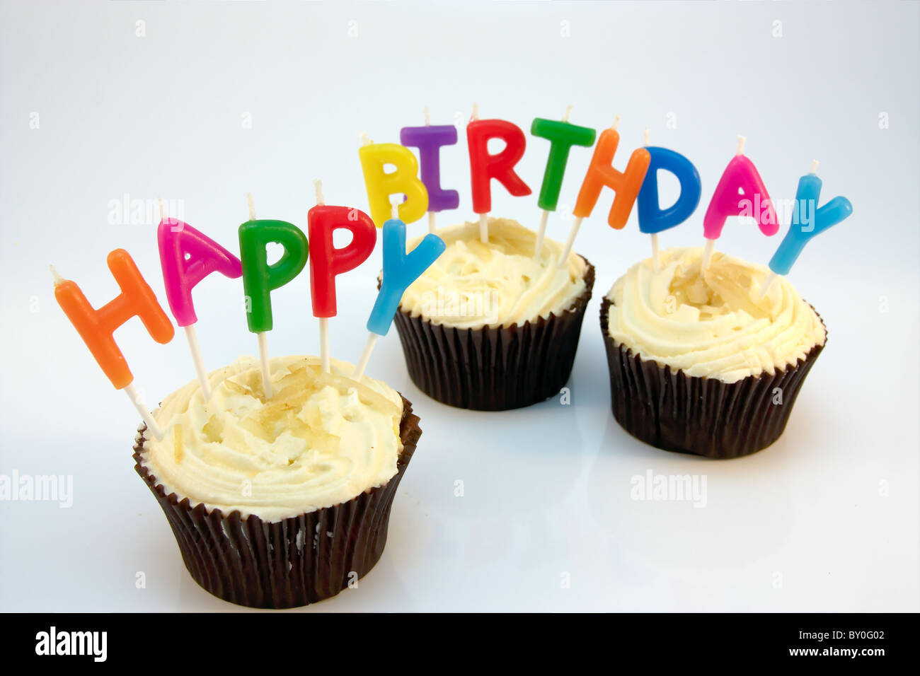 Happy Birthday Kerzen in drei Zitronen cupcakes Stockfoto