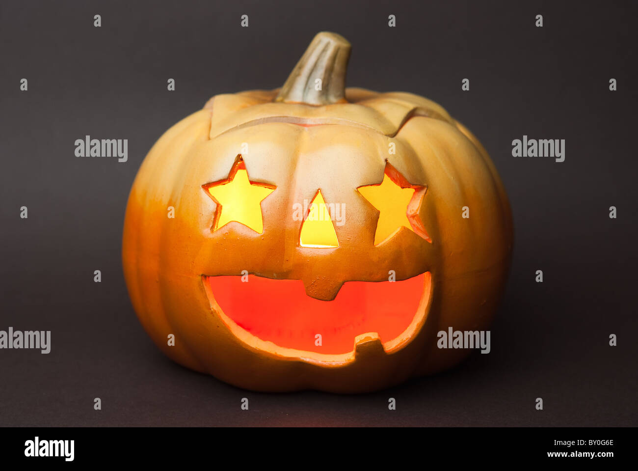 Ein oranger Halloweenkürbis mit dunklem Hintergrund Stockfoto
