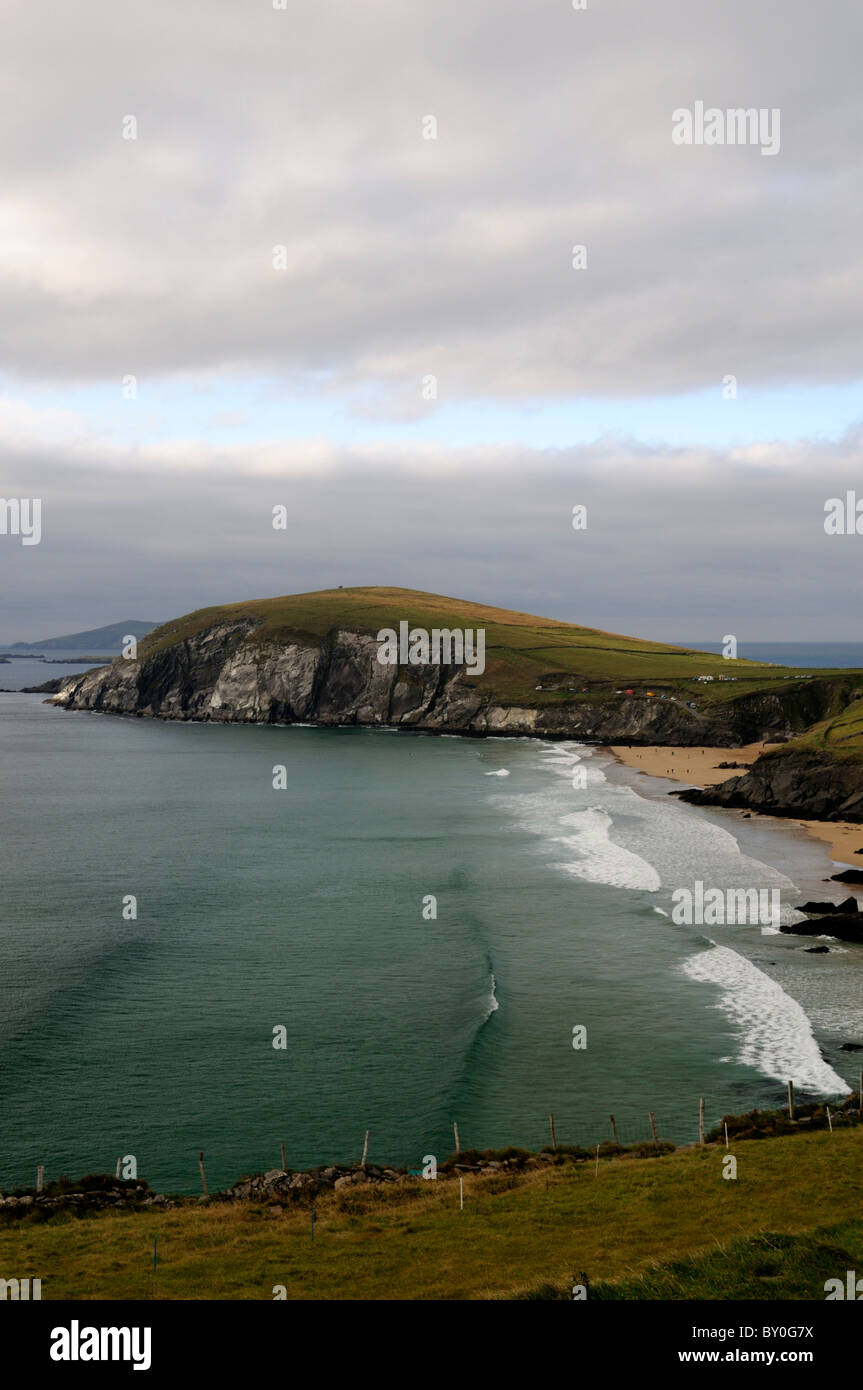 Blick auf den Ozean und Slea Kopf entlang der zerklüfteten Küste in Richtung Dunquin auf der Dingle-Halbinsel County Kerry Irland Stockfoto