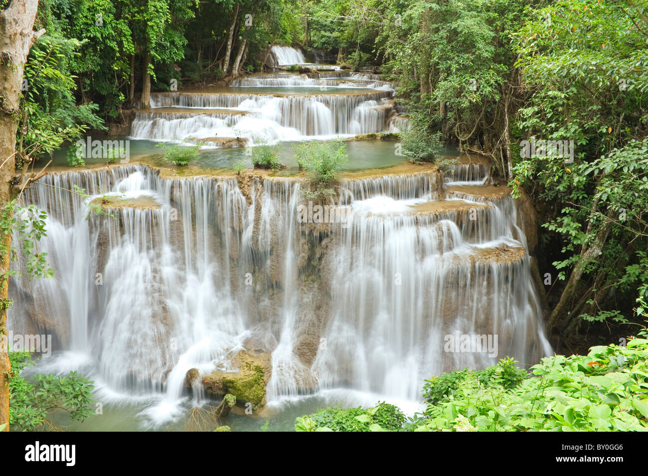 Die schönen Wasserfälle in Kanchanaburi Provinz ist benannt. Huai Mae Kamin. Stockfoto