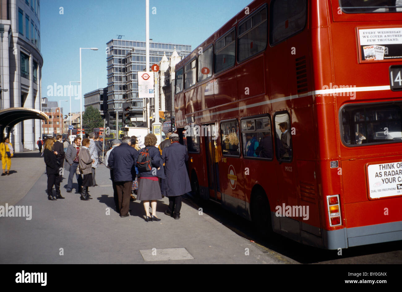 Passagiere warten, um auf London Doppeldeckerbus Stockfoto