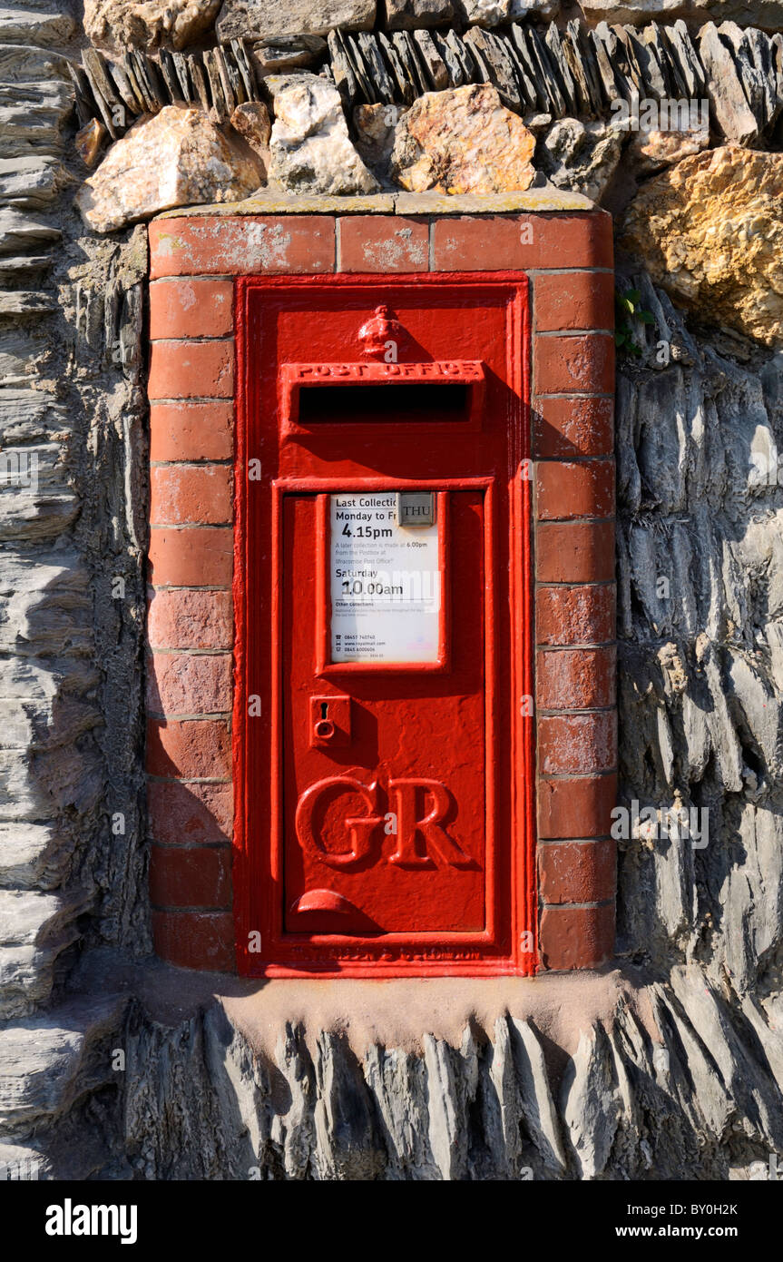 Eine traditionelle rote Pfostenpocken in einer Schieferwand in Mortehoe, Devon, England gebaut. Stockfoto