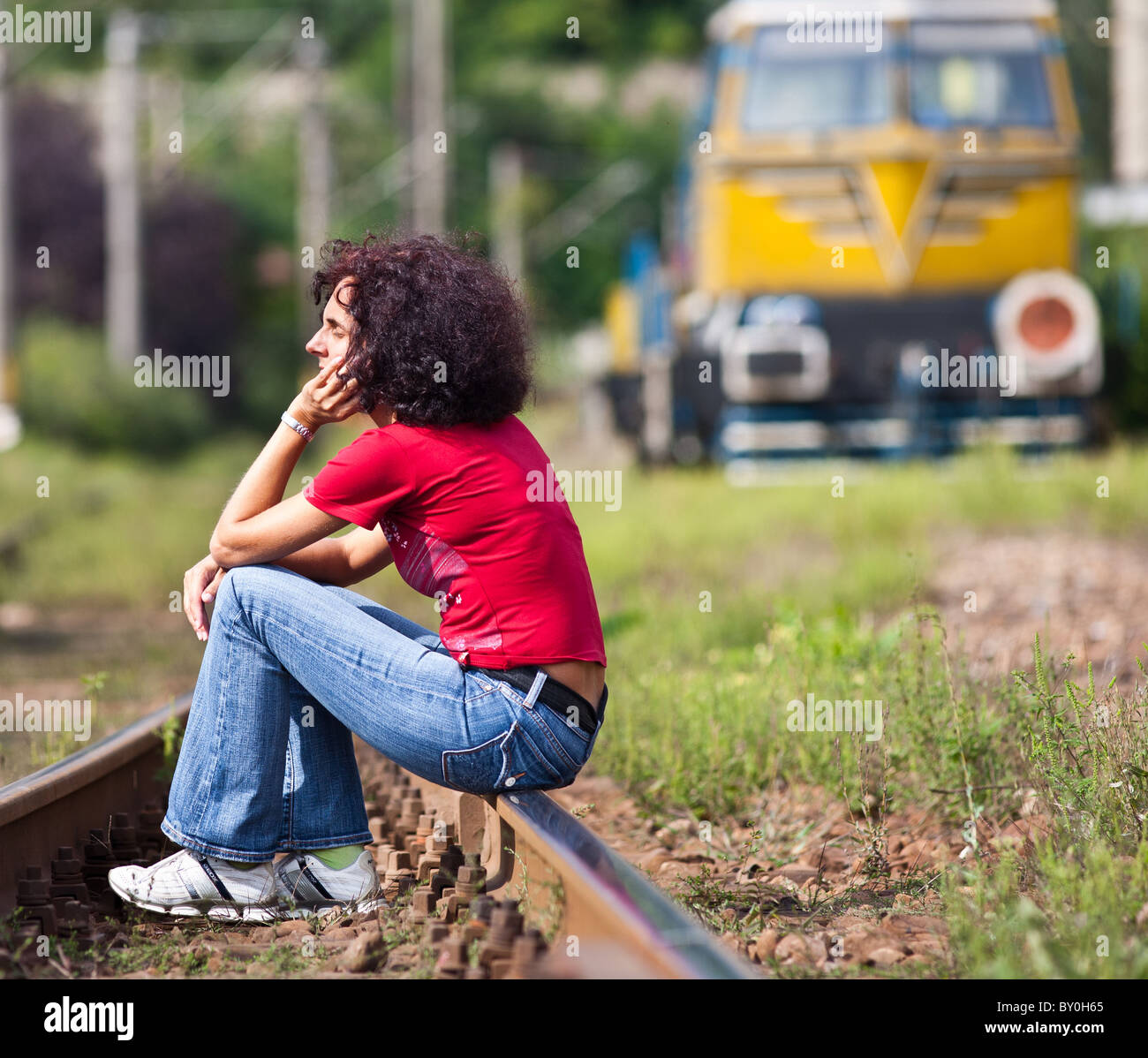 Junge Rothaarige Frau Sitzt Auf Schienen In Eine Eisenbahn Mit Einer