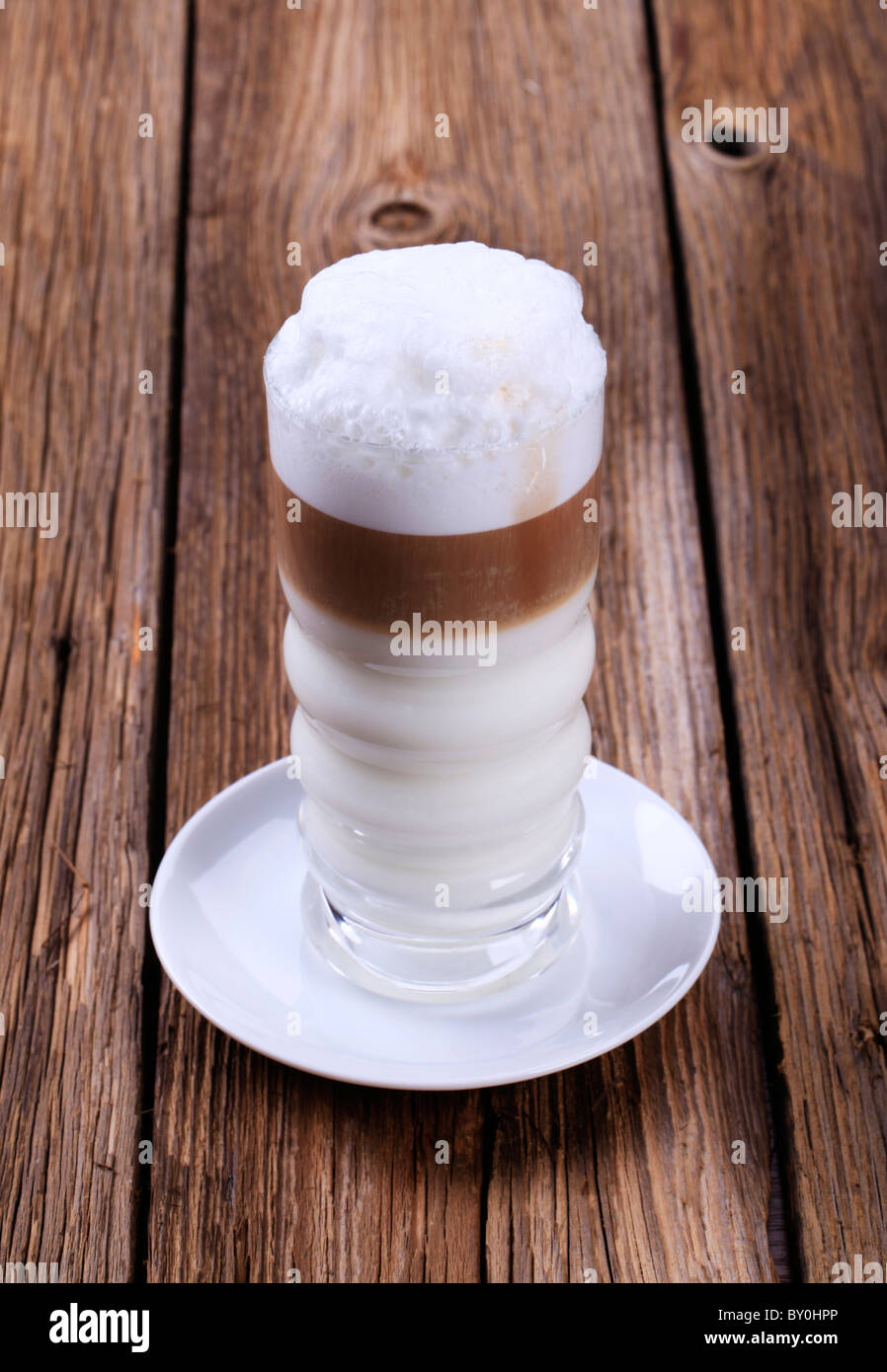 Glas für Latte Macchiato mit Milchschaum Stockfoto
