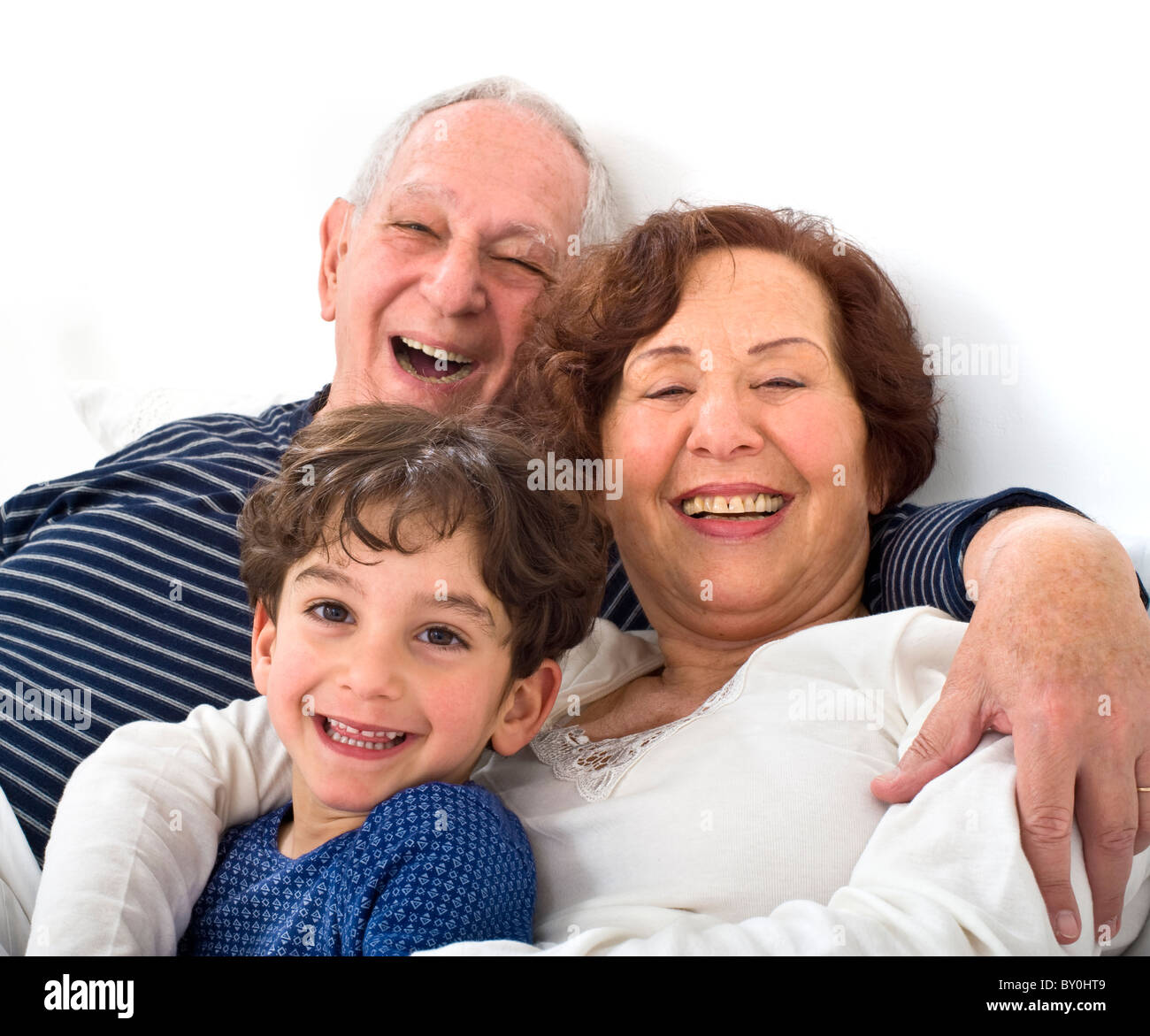 Großeltern und Enkel zusammen im Bett Stockfoto
