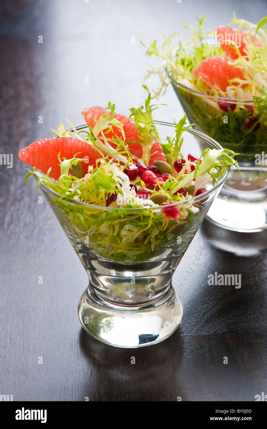 Frisee zitrus grapefruit granatapfel arils salat Stockfotos und -bilder ...