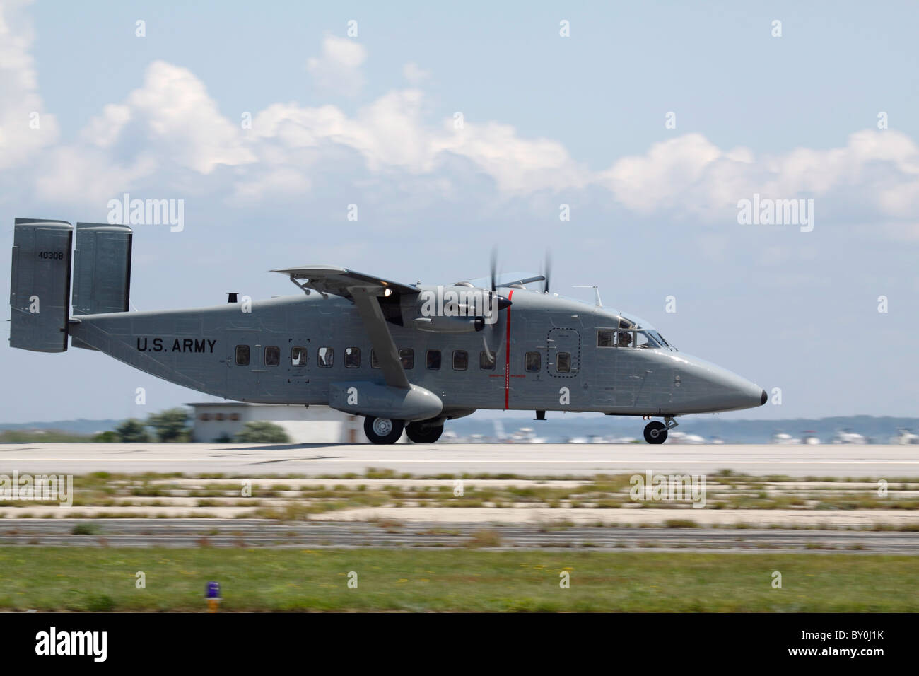 Eine Shorts C-23 Sherpa des Vereinigte Staaten Militärs beginnt bis zum Abflug. Stockfoto