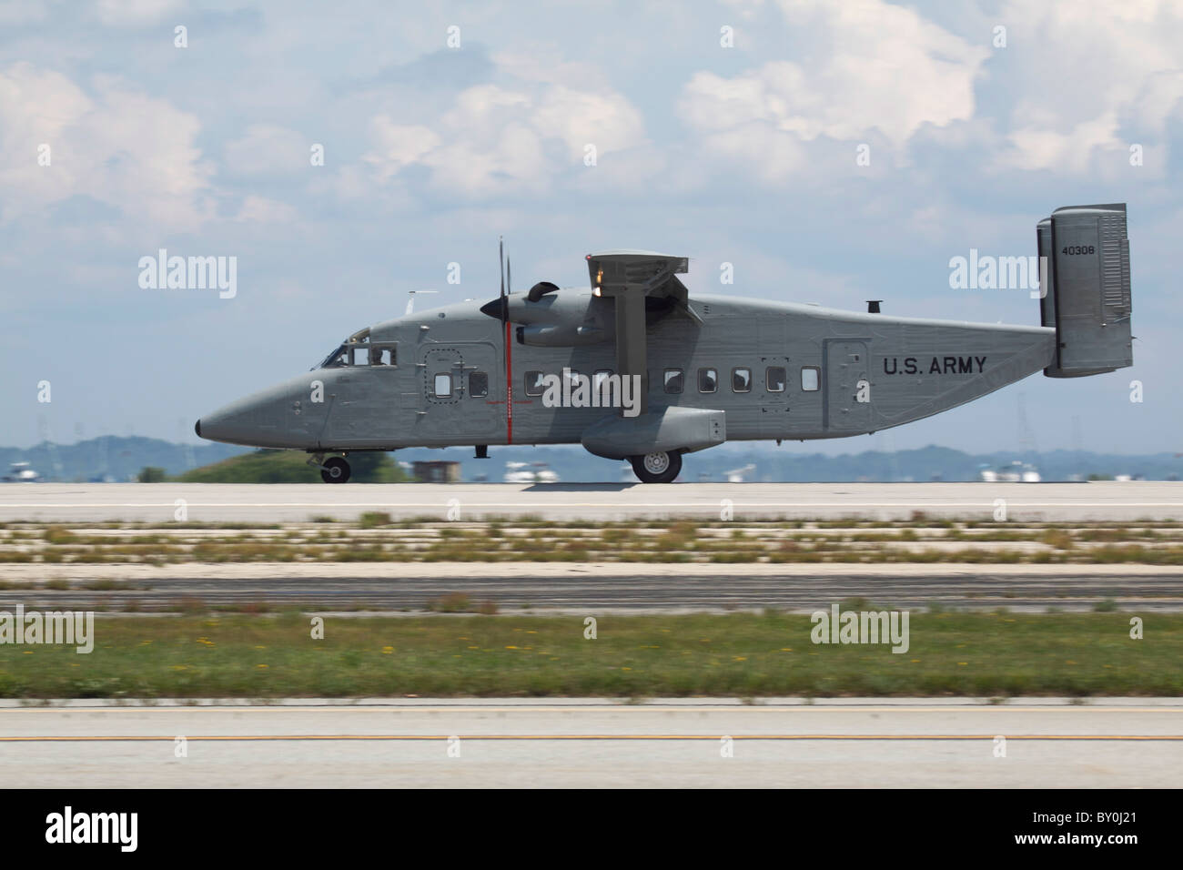 Eine Shorts C-23 Sherpa von den Vereinigten Staaten militärische landet. Stockfoto