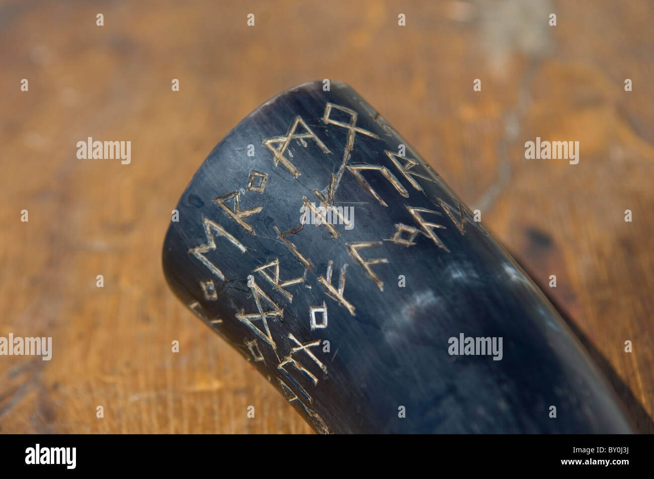 Nahaufnahme von Viking Trinkhorn mit Runen Stockfoto