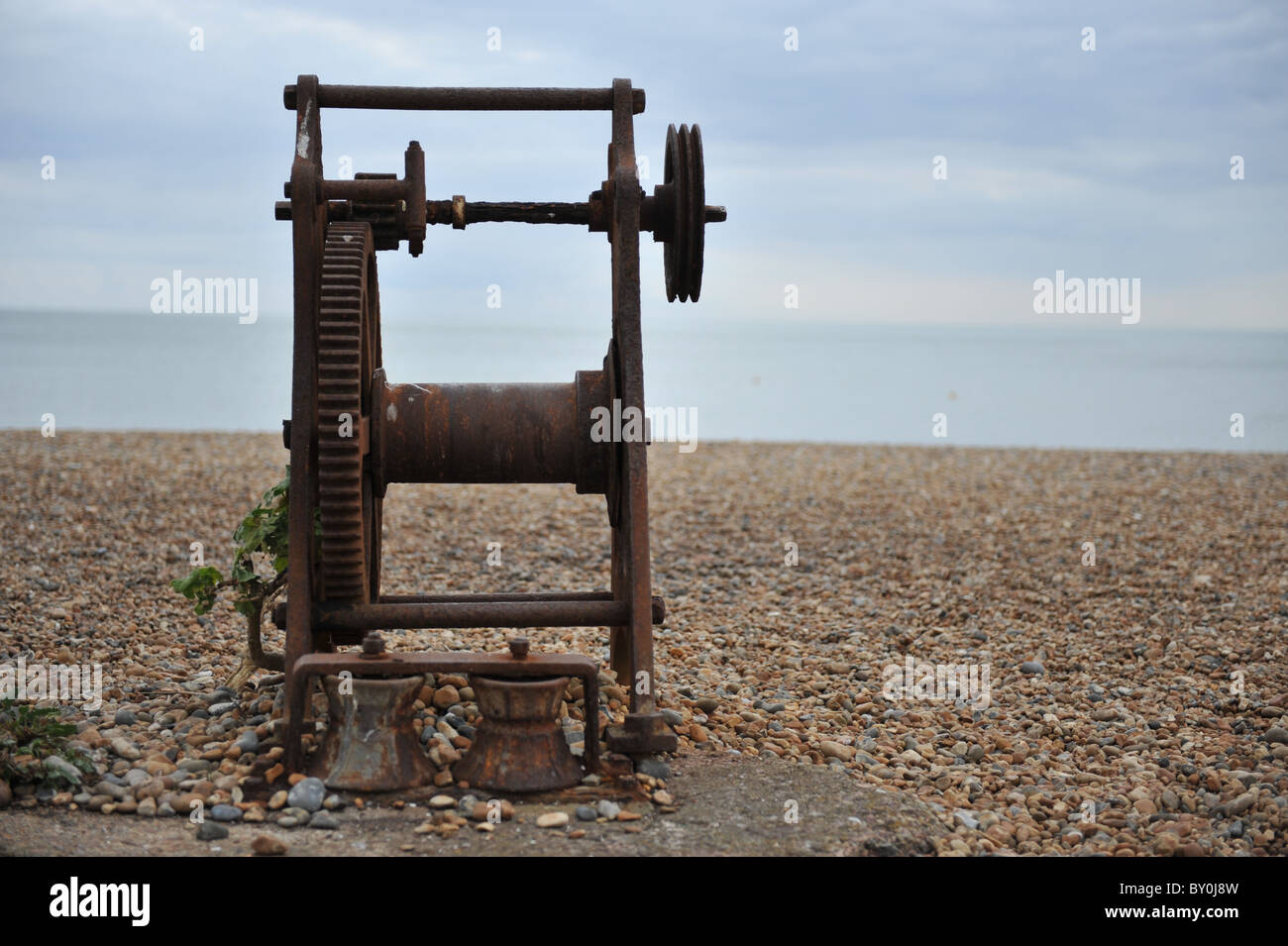 Überreste einer Seilwinde für Fischerboote am Strand von Brighton England verwendet Stockfoto