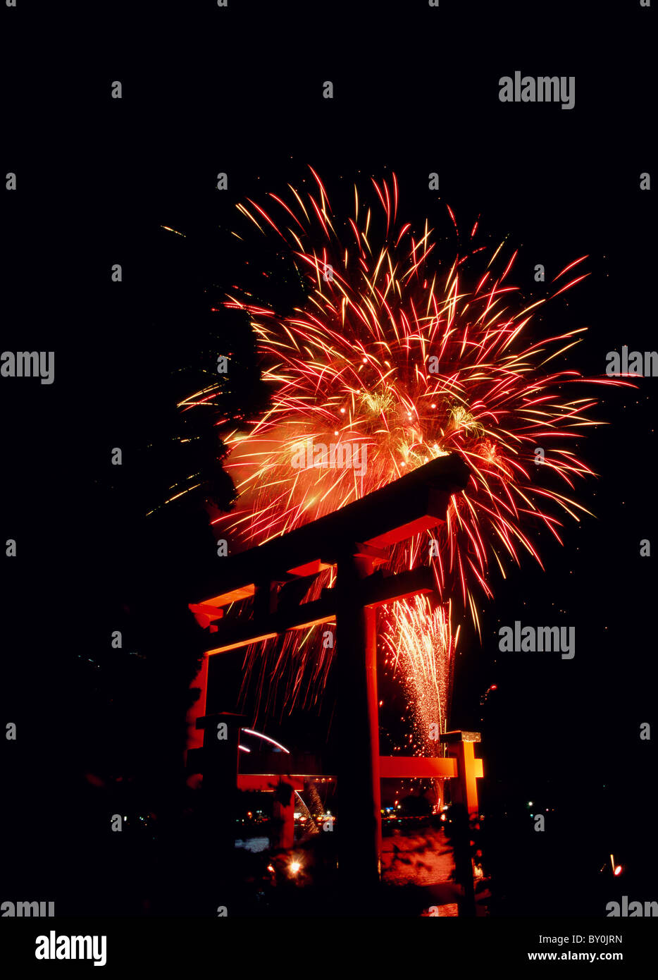 Feuerwerk und Torii-Tor, Hakone, Kanagawa, Japan Stockfoto