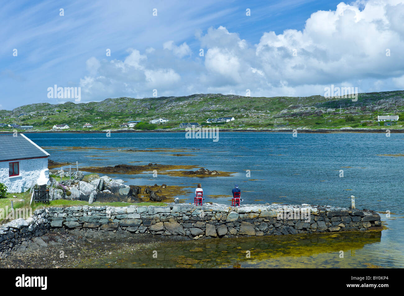 Paar genießt die Aussicht im Nationalpark Connemara, County Galway, Irland Stockfoto