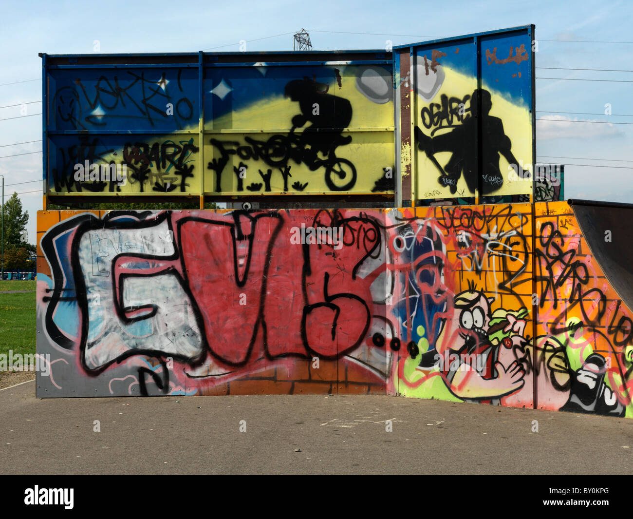 Rosehill Carshalton Surrey England Skateboard-Park Graffiti auf Skateboardrampe Stockfoto