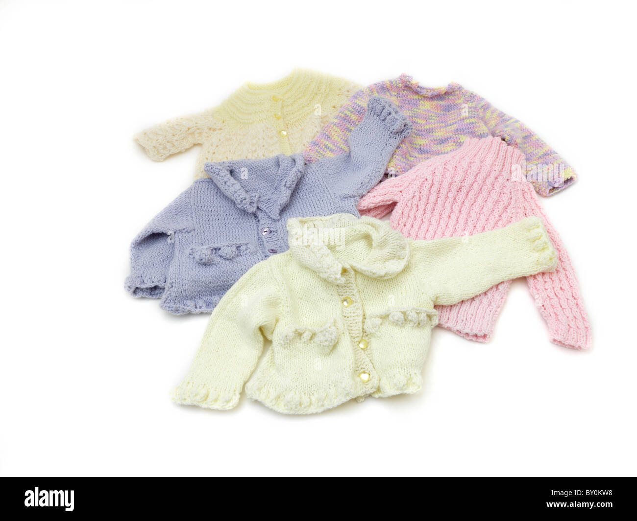 Babykleidung gestrickt, Strickjacken und Pullover Stockfoto
