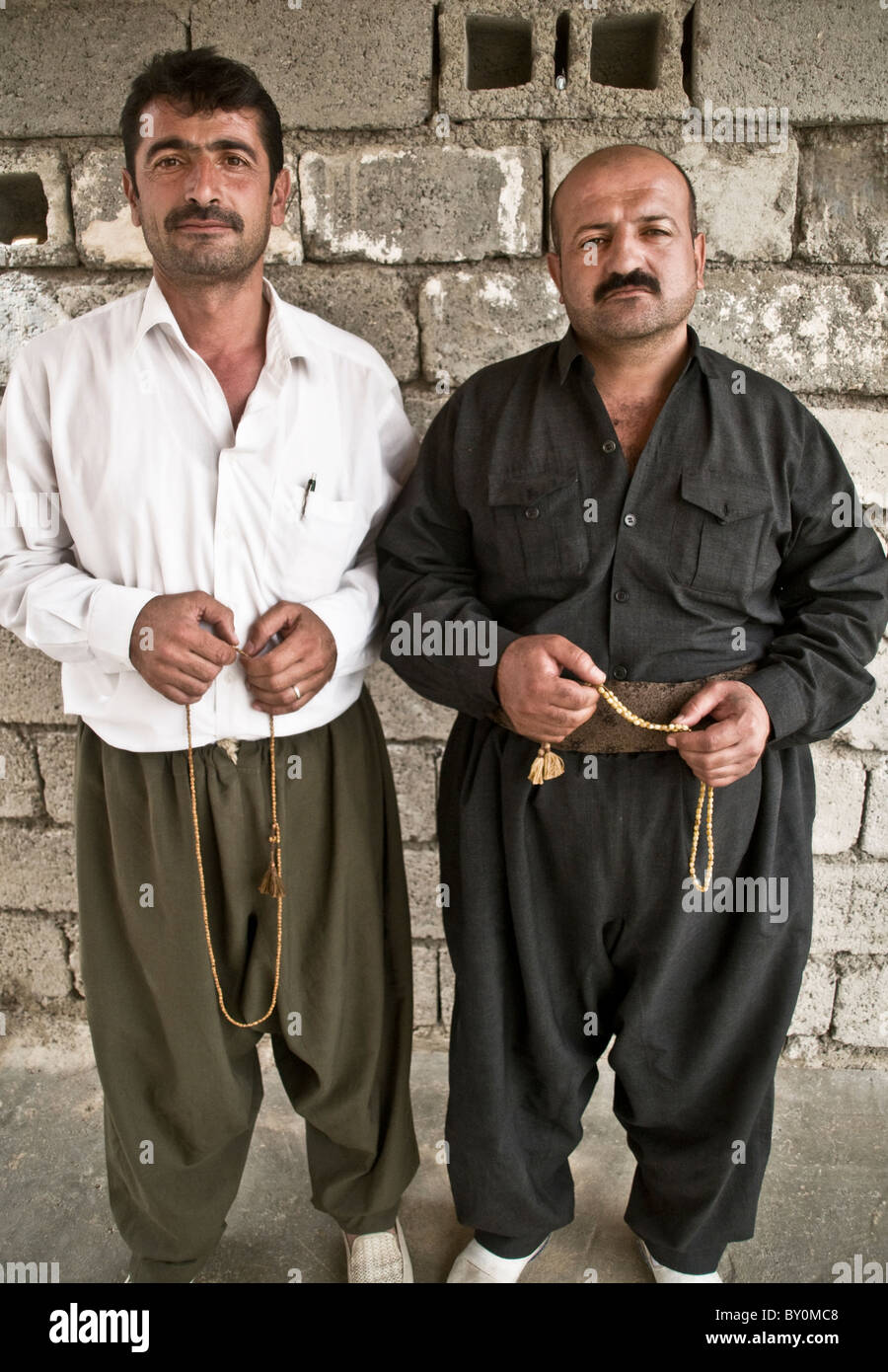 Zwei kurdische Männer (holding Komboloi) aus der Stadt Shaqlawa im Nordirak Stockfoto, Bild